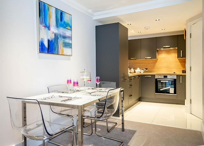 5 London York, United — book Apartment, 2023
